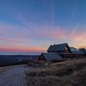 https://schronisko-pttk-hala-szrenicka.szklarskaporebahotels.net